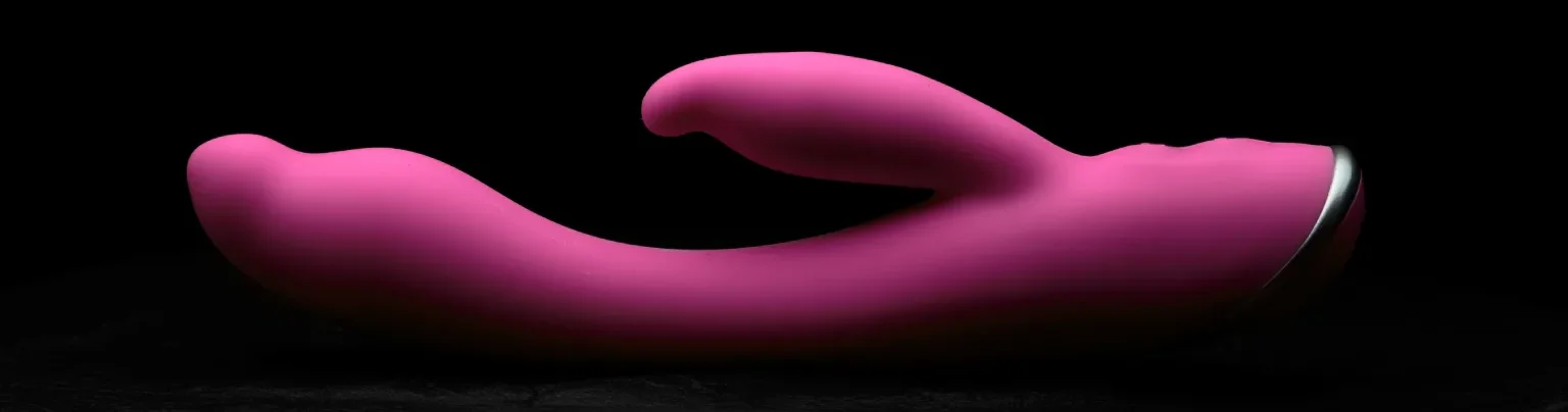 Różowy wibrator typu króliczek na czarnym tle